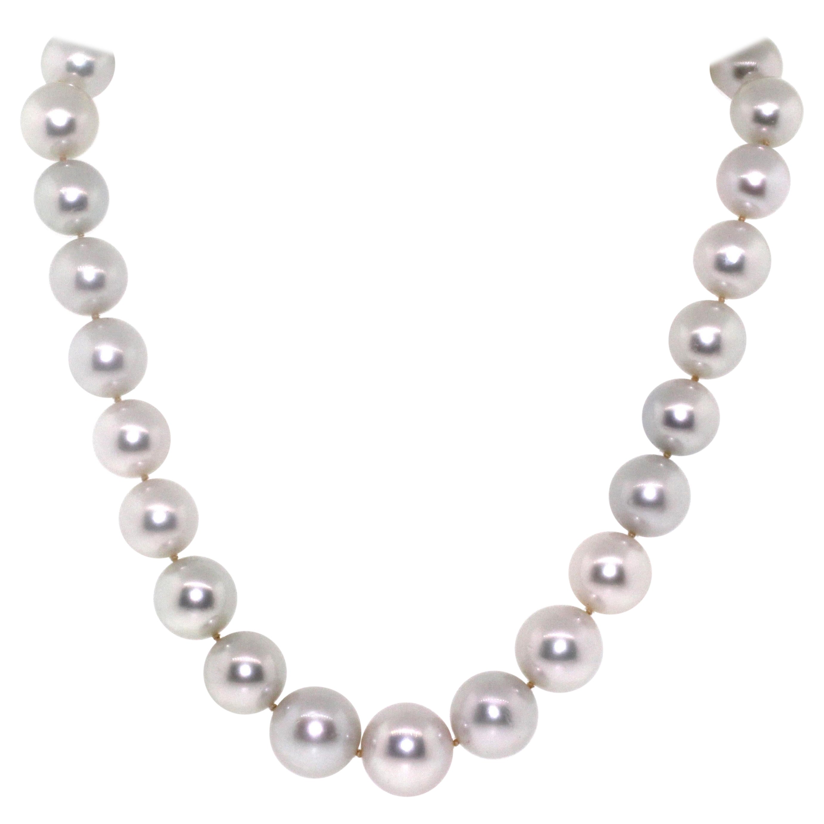 Hakimoto 16x13 mm 17"  Collier à fermoir en perles des mers du Sud blanches et diamants 18 carats en vente