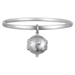 Faye Kim Bracciale in platino opaco con charm a forma di sfera di diamante