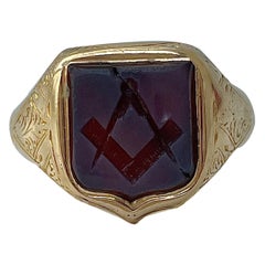 Ancienne bague sigillaire en or jaune sculptée Masonique en sardonyx