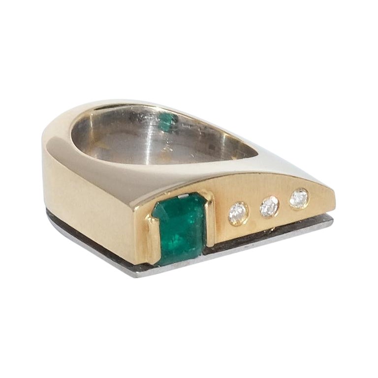 18 Karat Gold Ring with Emerald and Diamonds