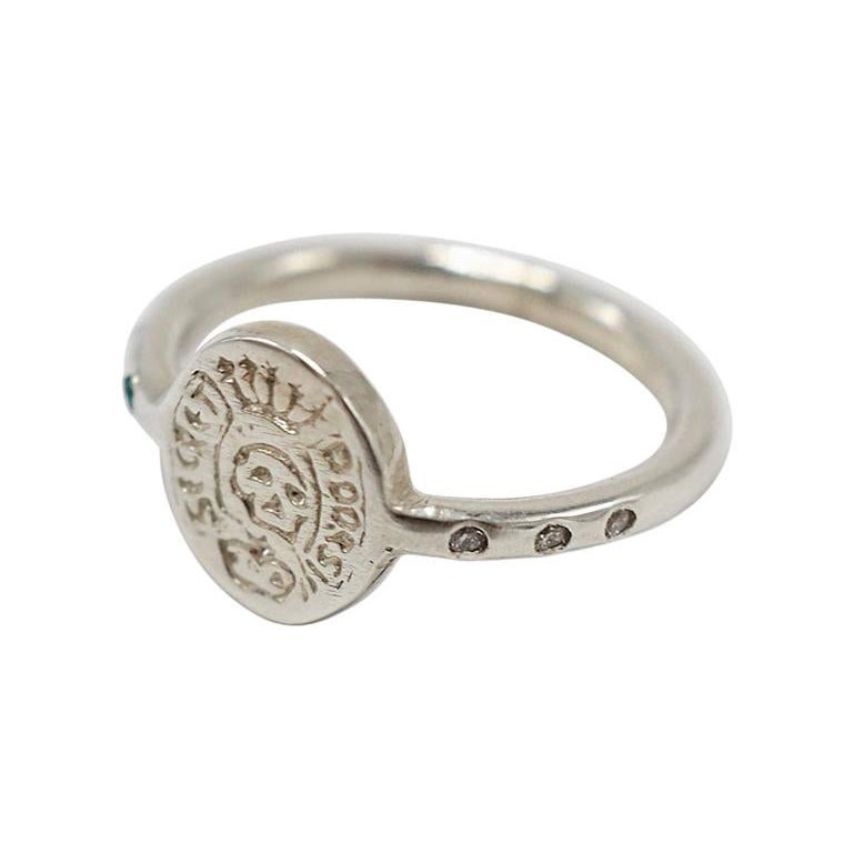 Victorien Crête de Signet Crest en argent sterling, émeraude, diamant blanc et crâne de J Dauphin en vente