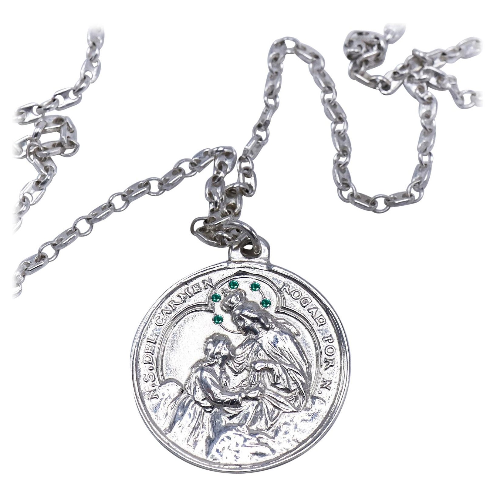 Chaîne collier médaillon en argent avec médaille d'émeraude de la Vierge Marie Miraculous de J. Dauphin en vente
