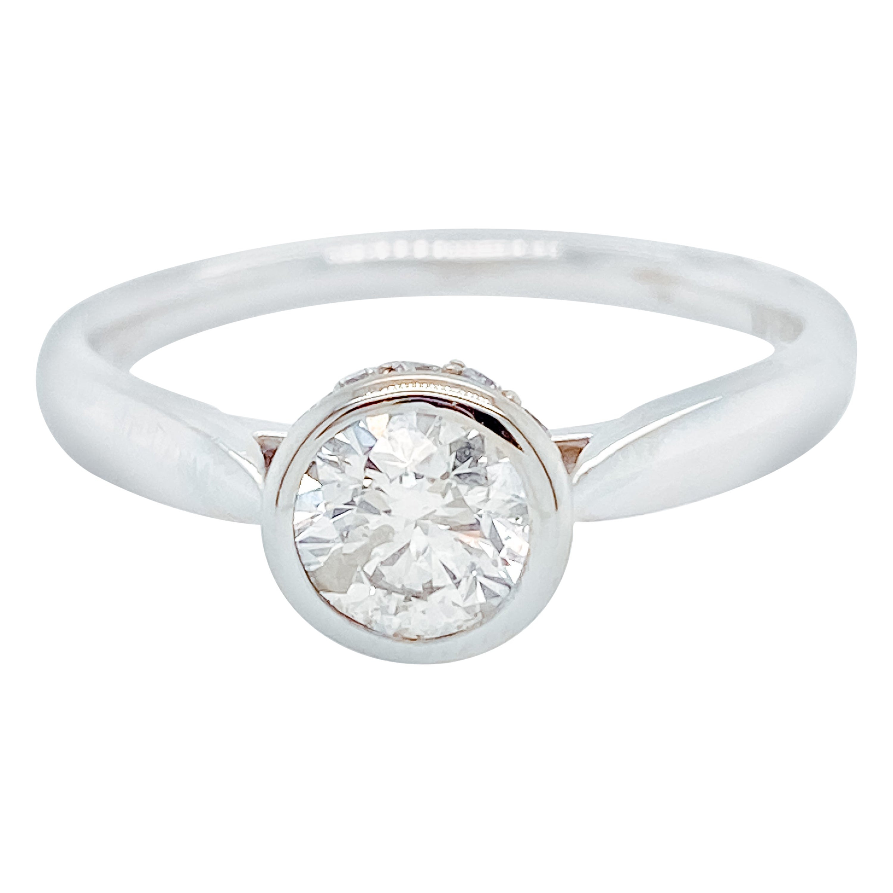 Bague de fiançailles solitaire en or blanc 14 carats avec lunette et diamants cintrés, de taille ajustable en vente