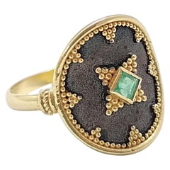 Anello con smeraldo in oro 18 carati bicolore e rodio nero di Georgios Collections