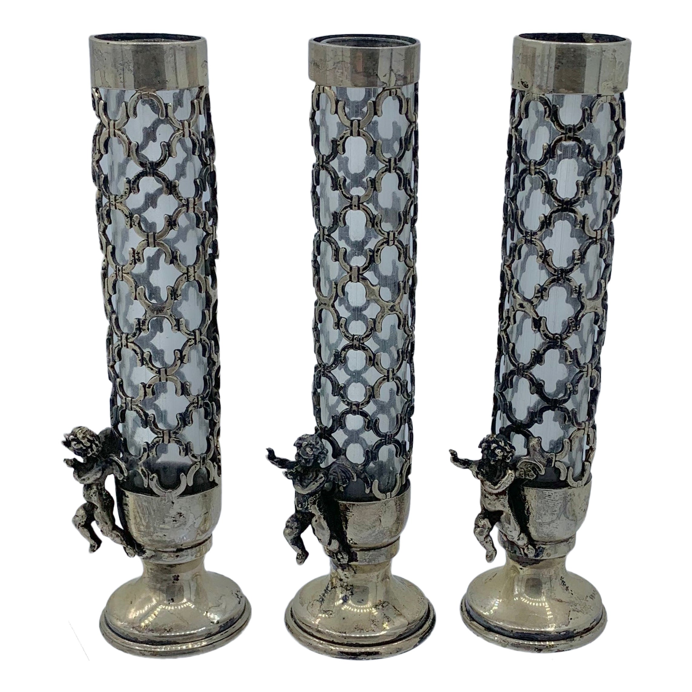 Trois vases à bourgeons en argent anciens victoriens avec chérubins et Cupidons en forme d'anges en vente