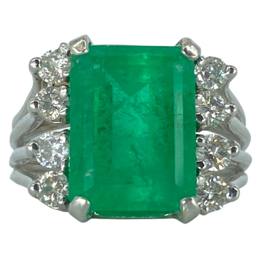 Vintage 6 Carat Emerald and Diamonds Cocktail Ring For Sale
