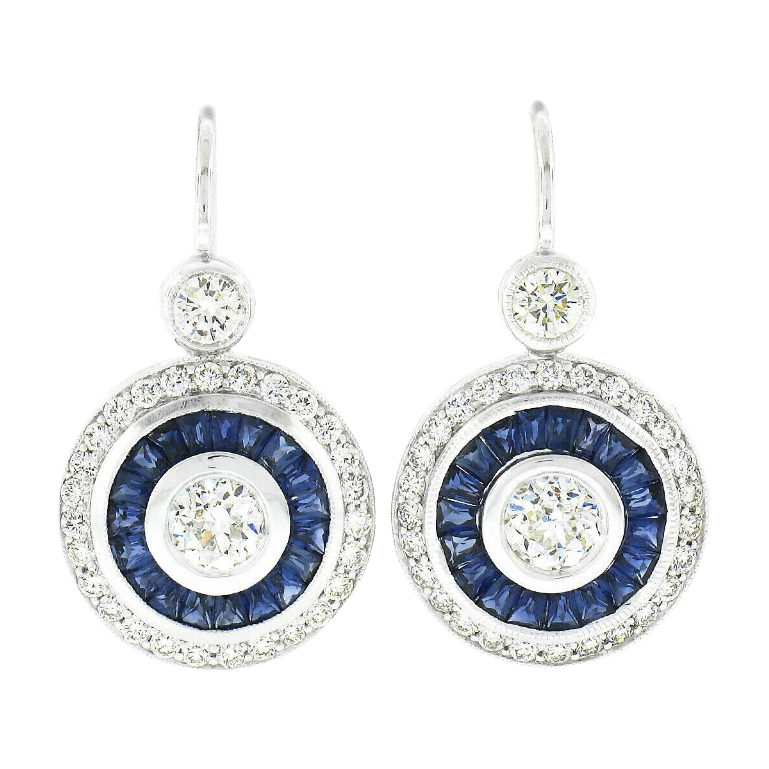 Boucles d'oreilles en goutte en or blanc 14 carats avec diamants taille européenne et halo de saphirs calibrés, neuves