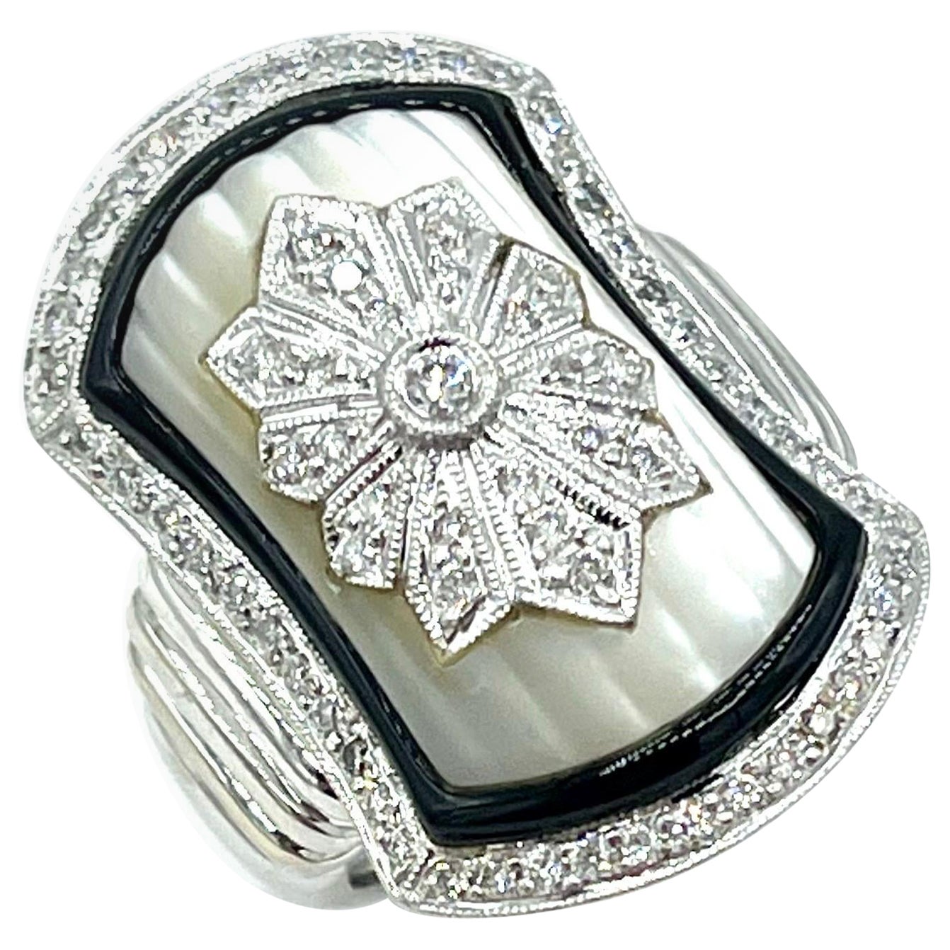 Bague cocktail en or blanc 18 carats, diamants, nacre et onyx en vente