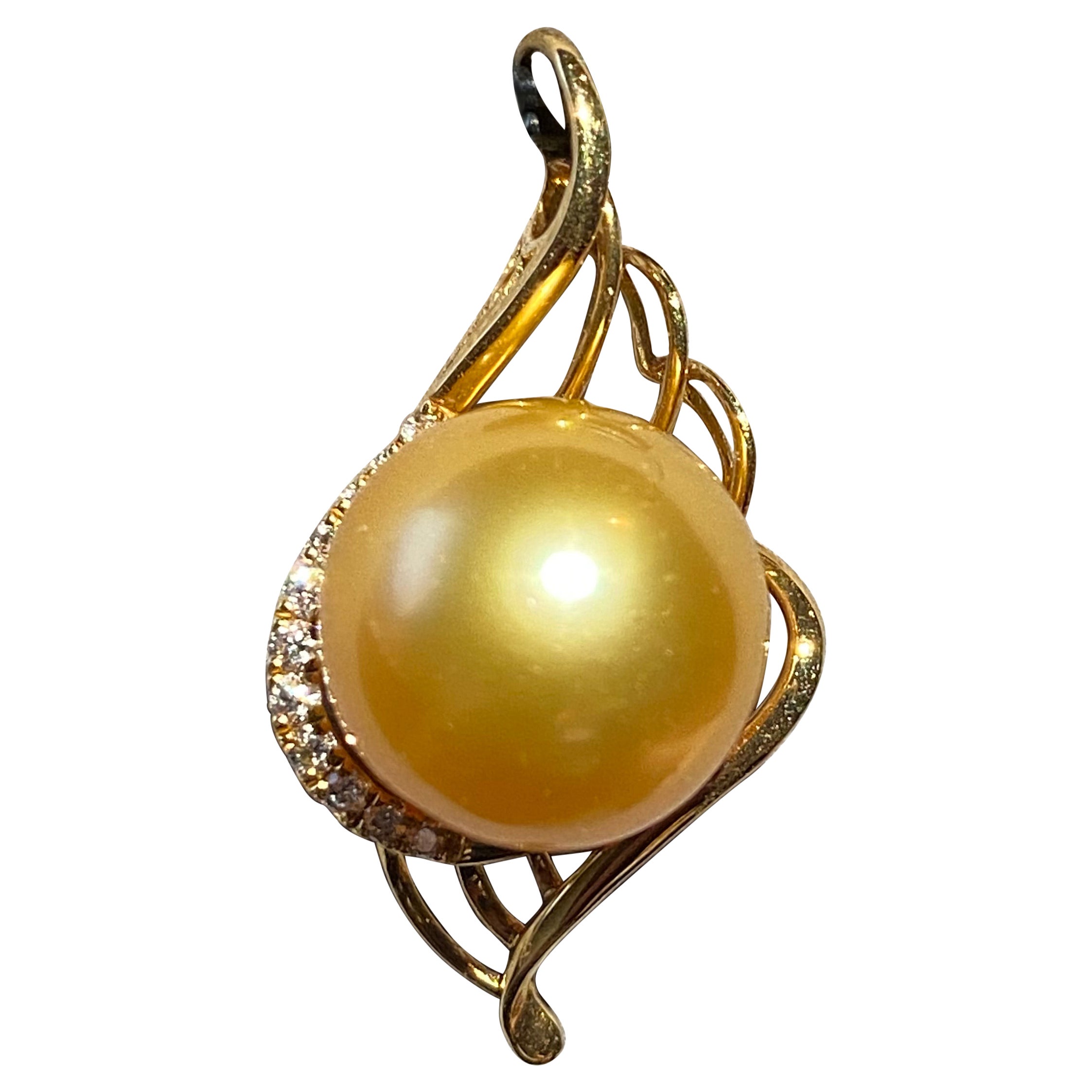 Pendentif en or 18 carats avec perles des mers du Sud dorées et diamants en vente