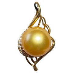 Pendentif en or 18 carats avec perles des mers du Sud dorées et diamants