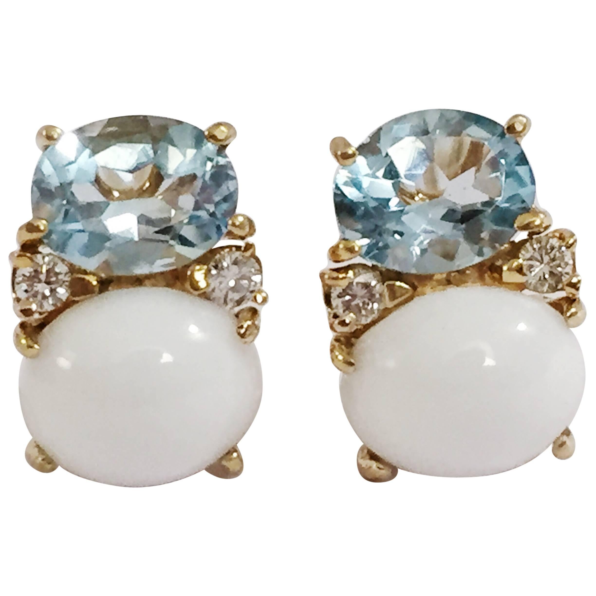 Boucles d'oreilles moyennes GUM DROPTM avec topaze bleue, cabochon de jade blanc et diamants