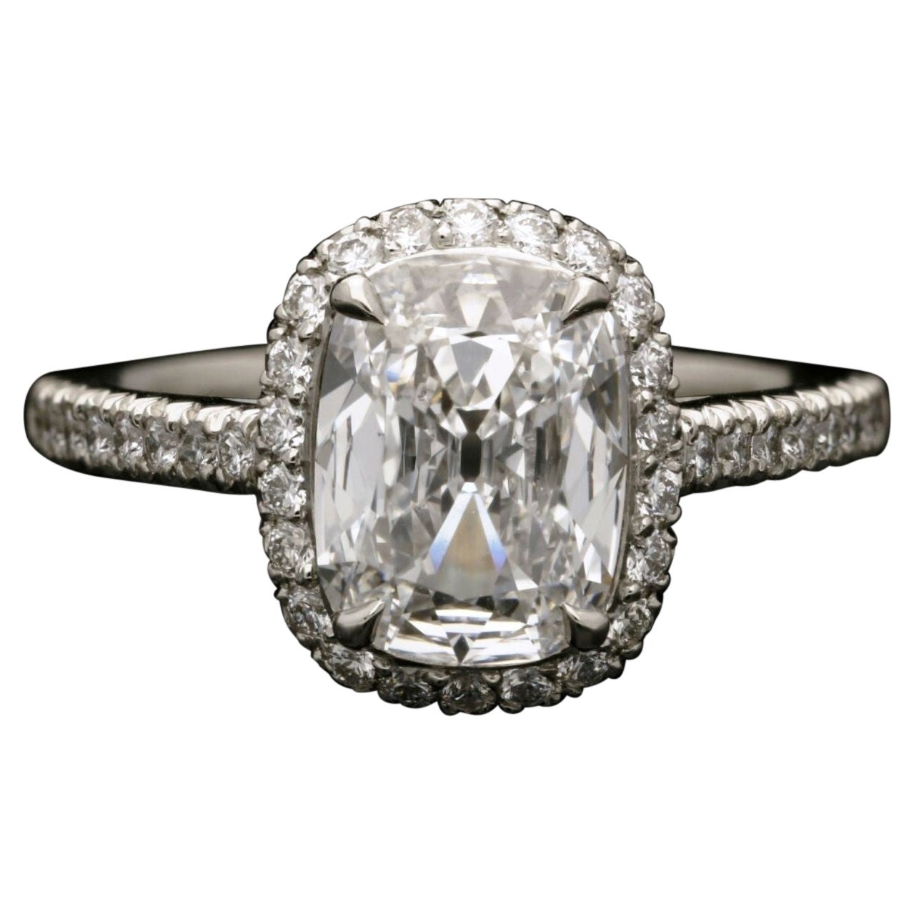 Hancocks, bague en platine avec halo de diamants taille coussin de 1,60 carat de couleur D en vente