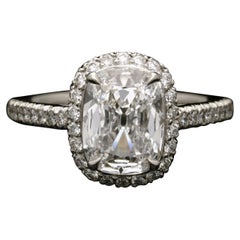 Hancocks, bague en platine avec halo de diamants taille coussin de 1,60 carat de couleur D