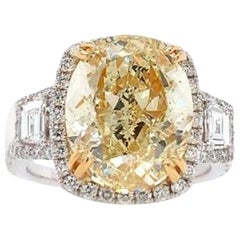 Lot: 8102 GIA Oval 6,01 Karat. Ausgefallener hellgelber Vs2 Diamant-Ring in 18k Halo-Fassung