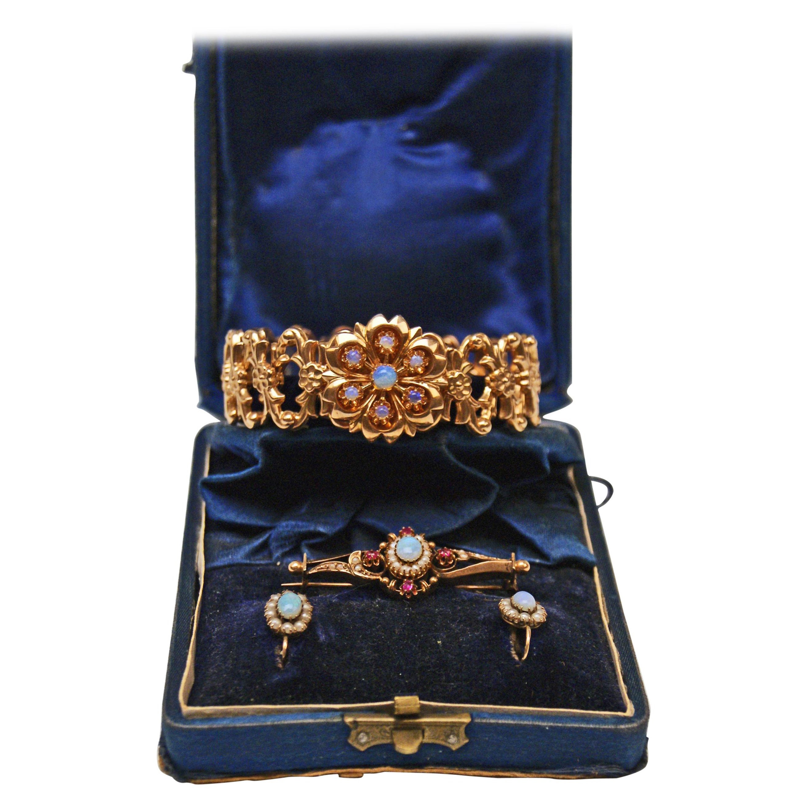 Armband Brosche Ohrringe Set Gold 585 Opale Süßwasserperlen Rubine, um 1880 im Angebot