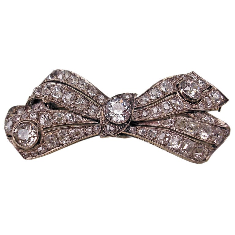 Art Déco Bow Mesh Shaped Brooch, White Gold And Diamonds 5.30 Carat, circa 1920 For Sale