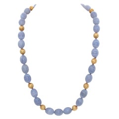 Blaue Chalcedon-Halskette aus blauer Spitze mit 18 Karat Goldperlen