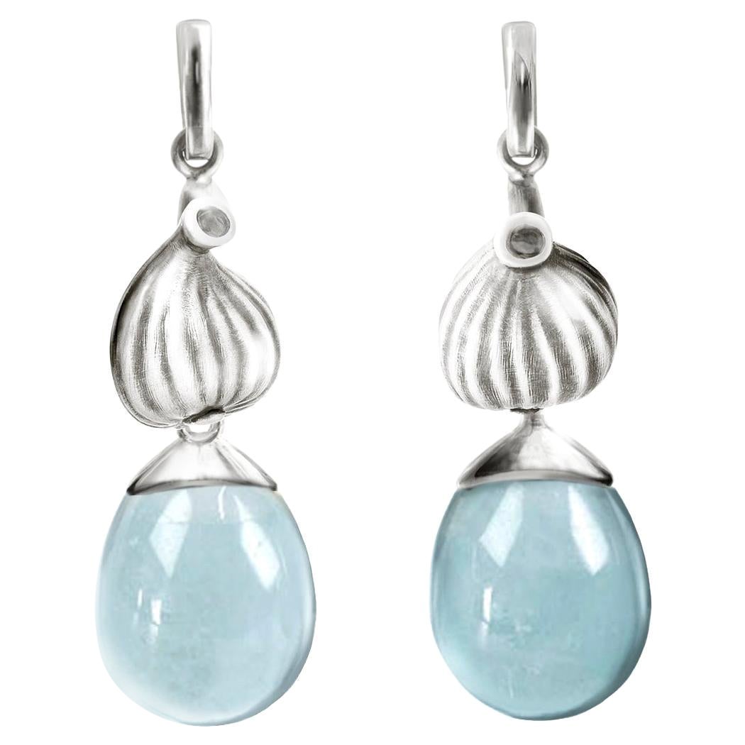 Boucles d'oreilles pendantes cocktail contemporaines Fig en or blanc avec topazes en vente