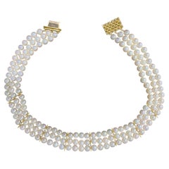 Gargantilla de tres vueltas de perlas Akoya con detalles de barra de diamantes en oro de 18 quilates