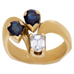 Anello con diamanti e zaffiri in oro giallo 14k.
