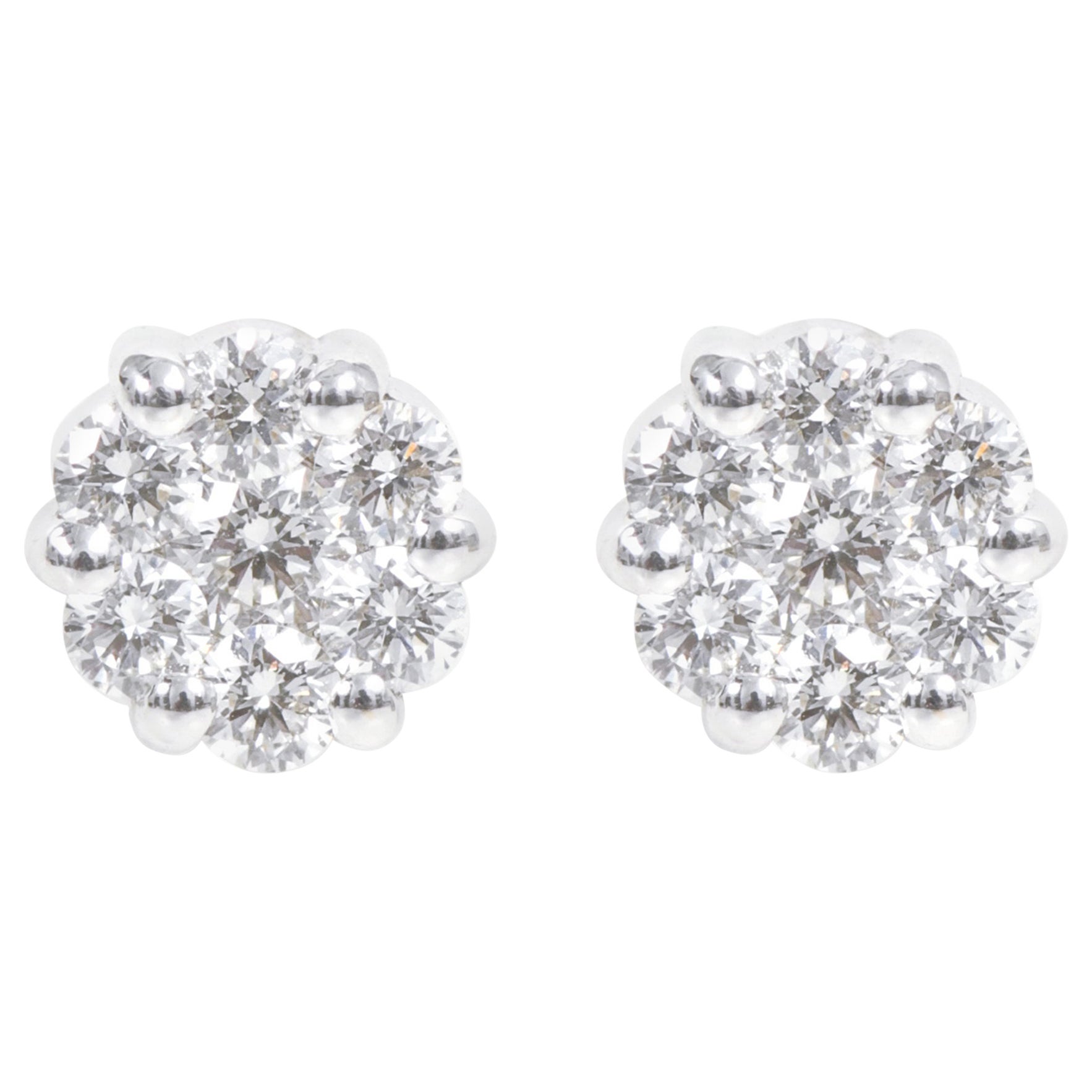 Clous d'oreilles en or blanc 18 carats sertis d'un diamant de 0,68 carat en vente