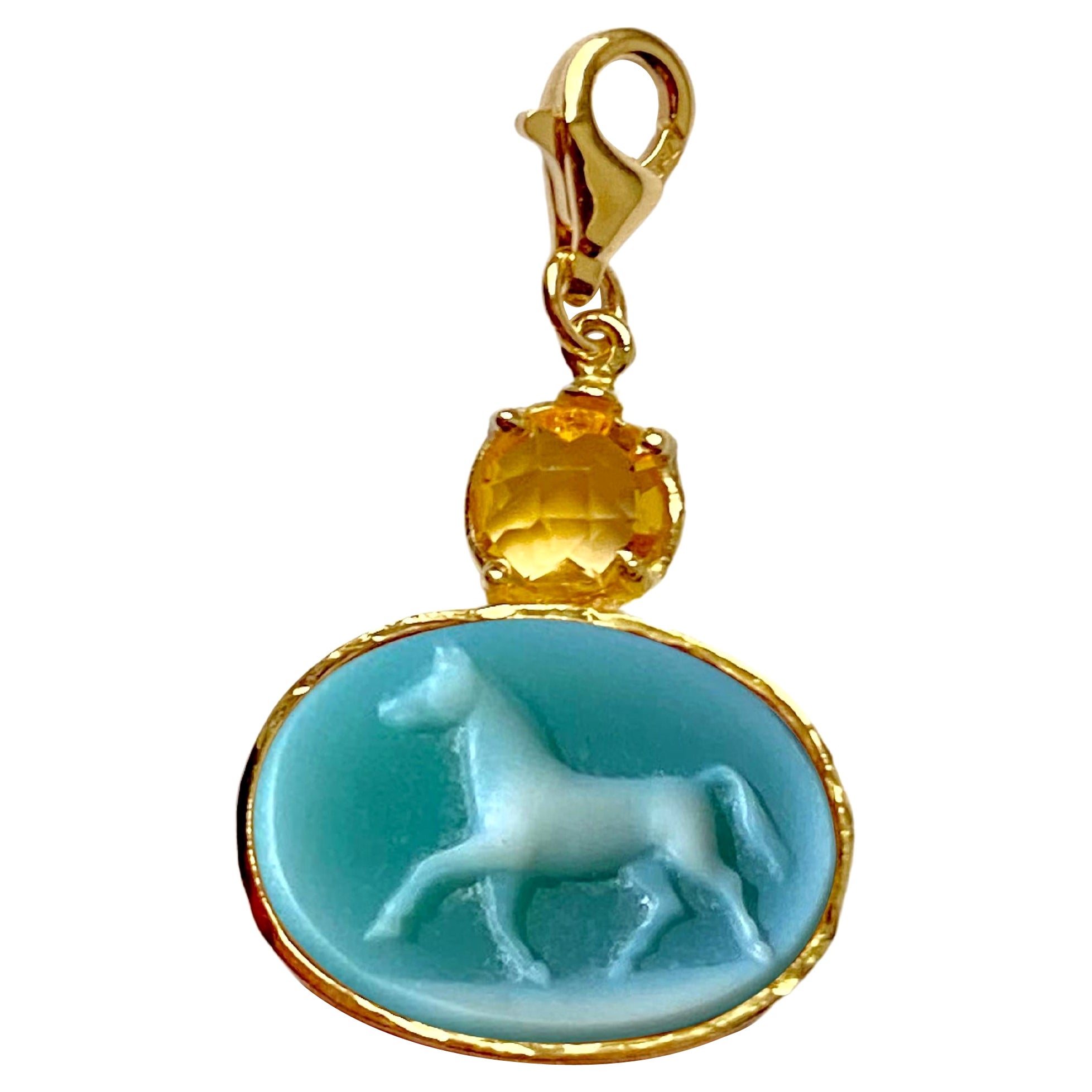 Horse Charme Hammered Bezel Green Agate 18 Karats Yellow Gold Carved Citrine