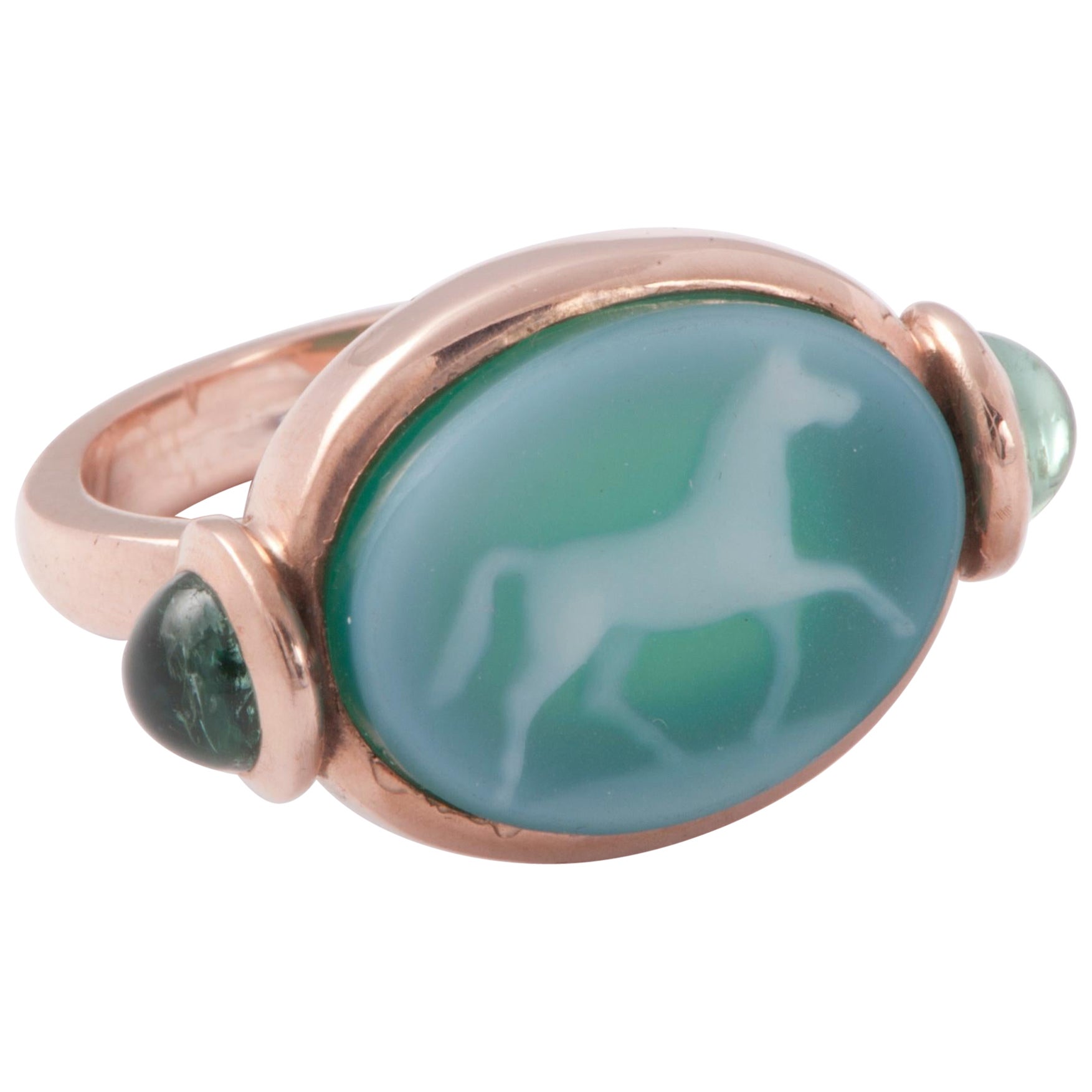 Bague sigillaire unisexe en or 18 carats avec agate verte et tourmaline verte sculptée représentant un cheval