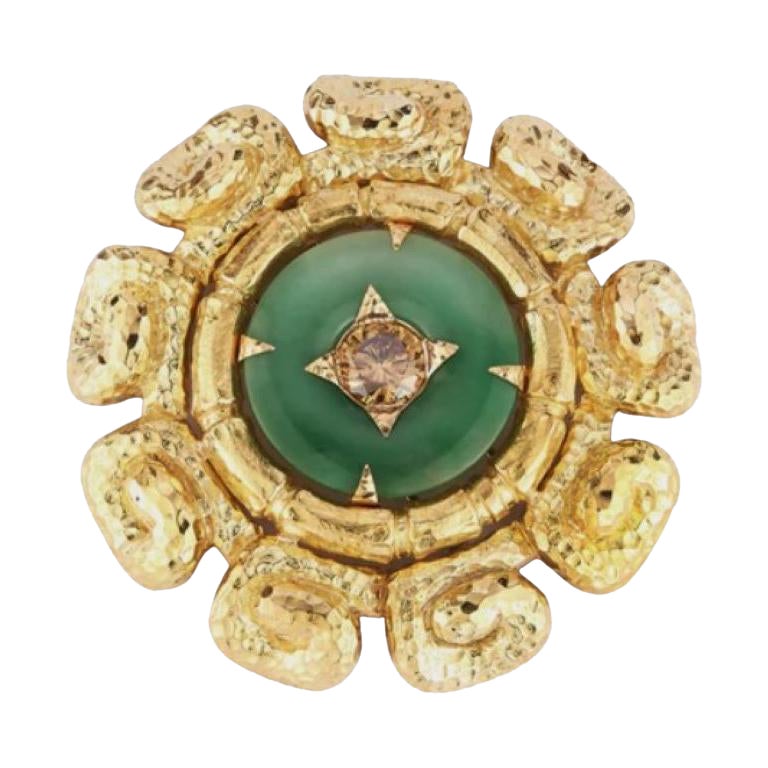 David Webb Broche en forme de disque en jade sculpté et diamants en vente