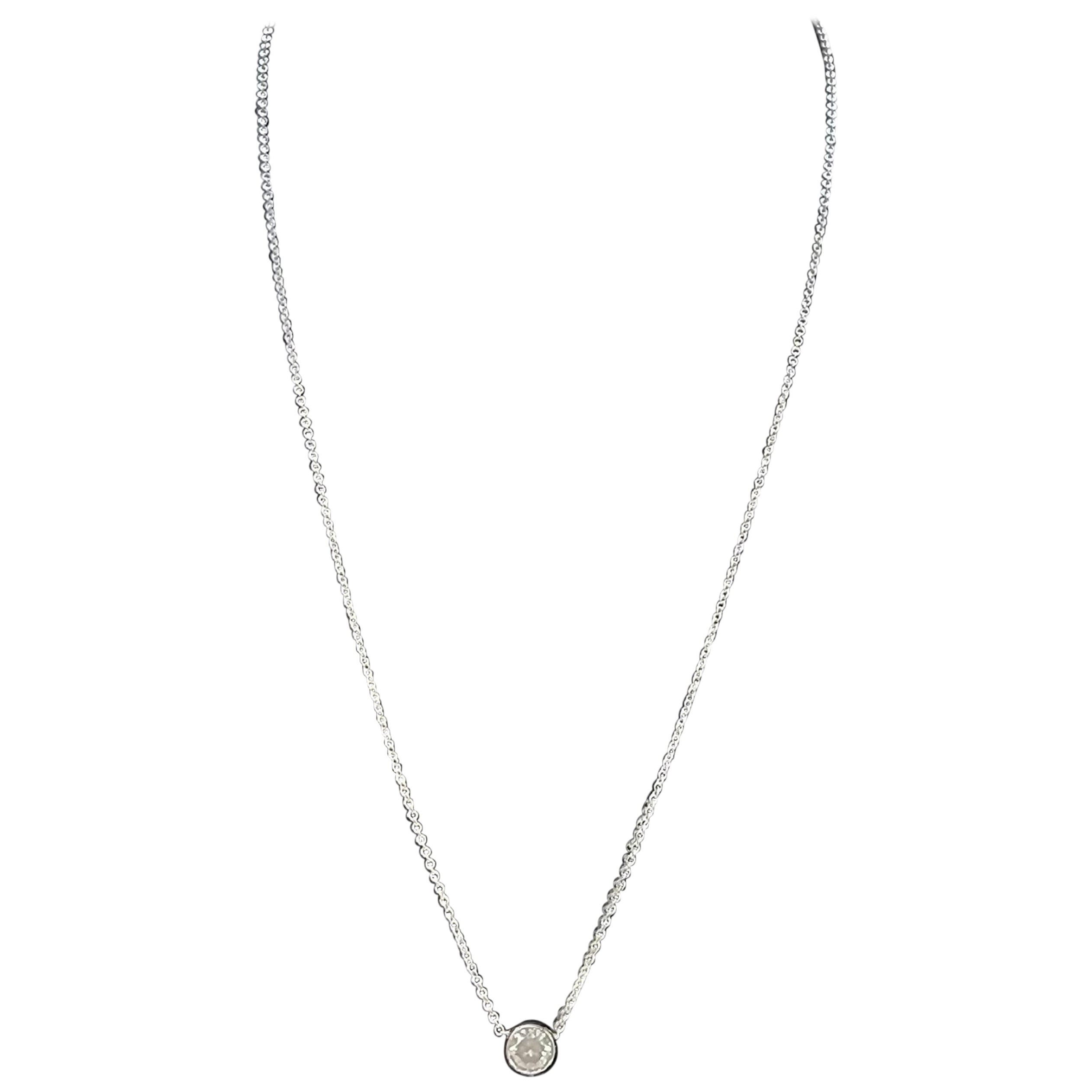 Pendentif en or blanc 14 carats avec diamants ronds et gris très clair de 0,91 carat certifiés GIA en vente