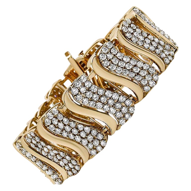 14K Yellow Gold 15.0 Carat Diamond Chevron Wave Link Bracelet For Sale