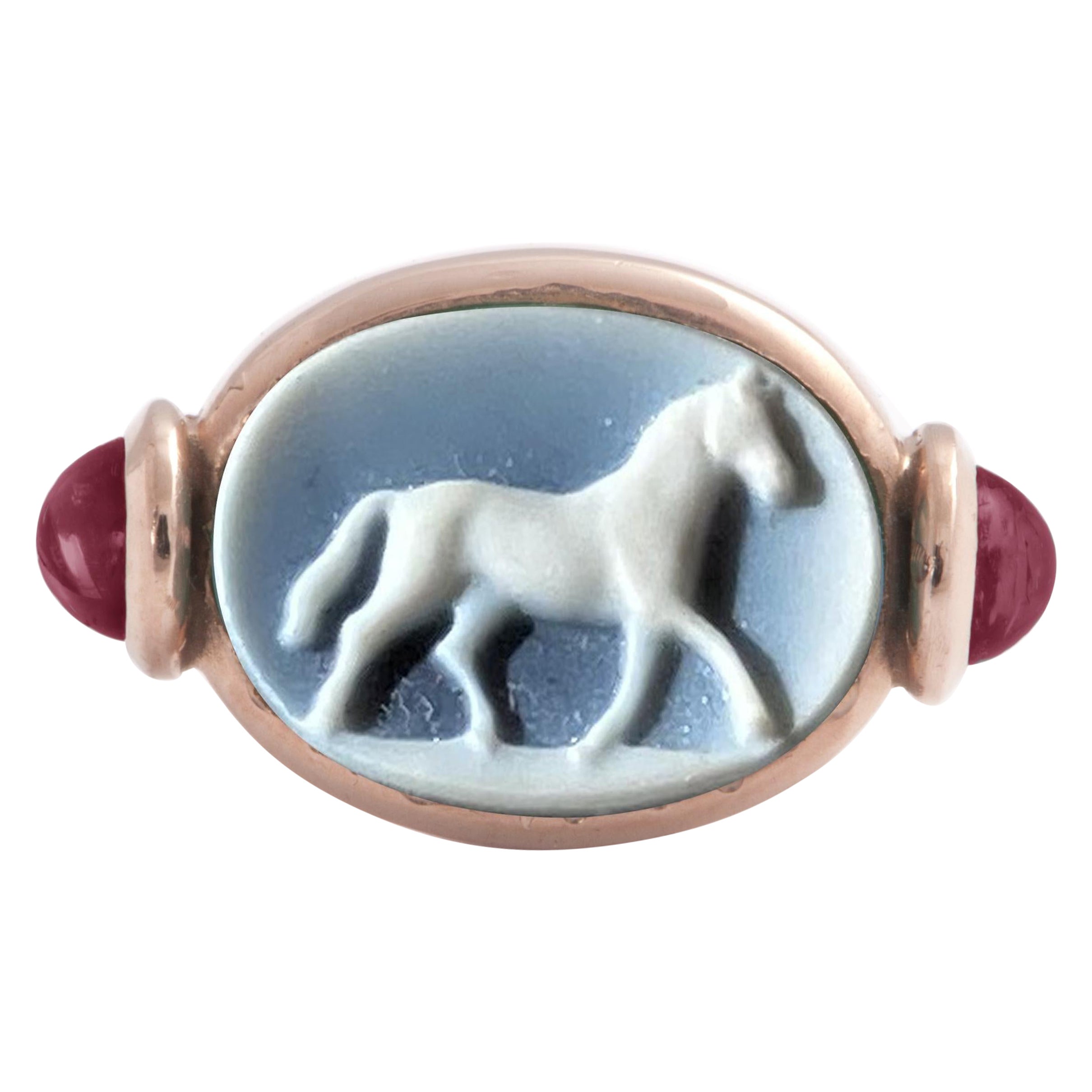 Bague sigillaire unisexe en or 18 carats avec cheval sculpté en noir et blanc et rubellite et onyx