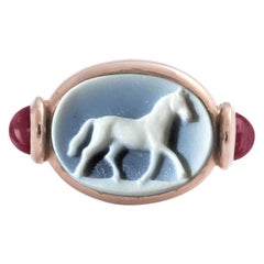 Bague sigillaire unisexe en or 18 carats avec cheval sculpté en noir et blanc et rubellite et onyx