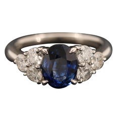 Anello di fidanzamento in oro bianco con zaffiro del Madagascar e diamanti, taglio ovale da 2,04 carati