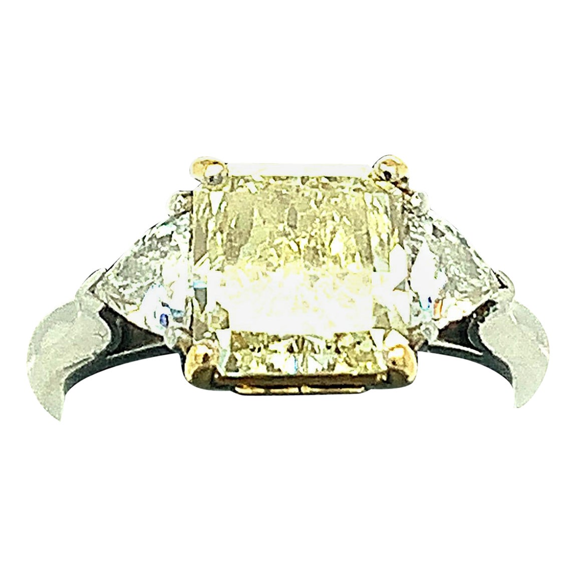 Bague en platine avec diamant jaune clair fantaisie de 1,83 carat certifié par le GIA