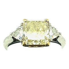 Anello in platino con diamante giallo chiaro di fantasia certificato GIA da 1.83 carati