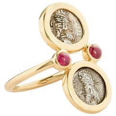 Dubini Kings of Persis Ring aus 18 Karat Gelbgold mit antiker Obol-Silbermünze und Rubin