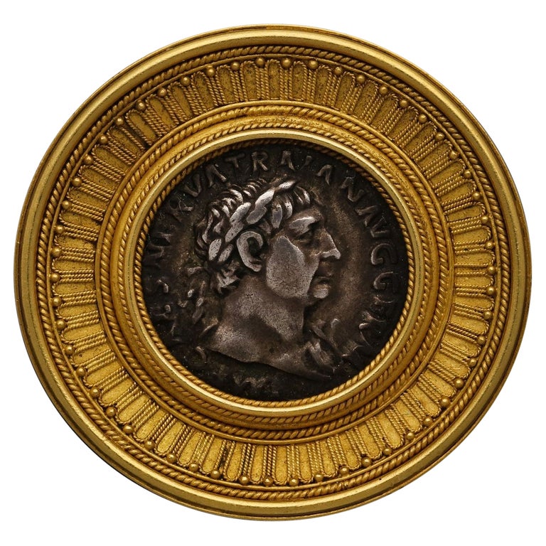 Castellani Broche ancienne en or sertie d'une ancienne pièce d'argent  romaine, datant d'environ 1870 En vente sur 1stDibs