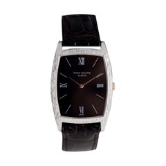 Armbanduhr in Tonneau-Form von Patek Philippe aus 18 Karat Weißgold mit geschnitzter Lünette