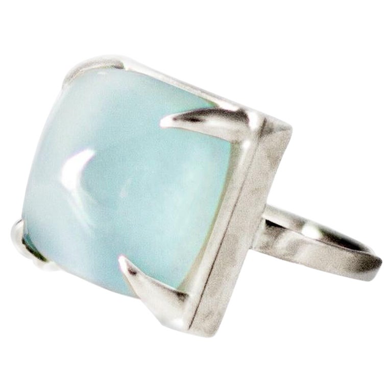 Bague de fiançailles contemporaine en or blanc 18 carats avec calcédoine pain de sucre en vente