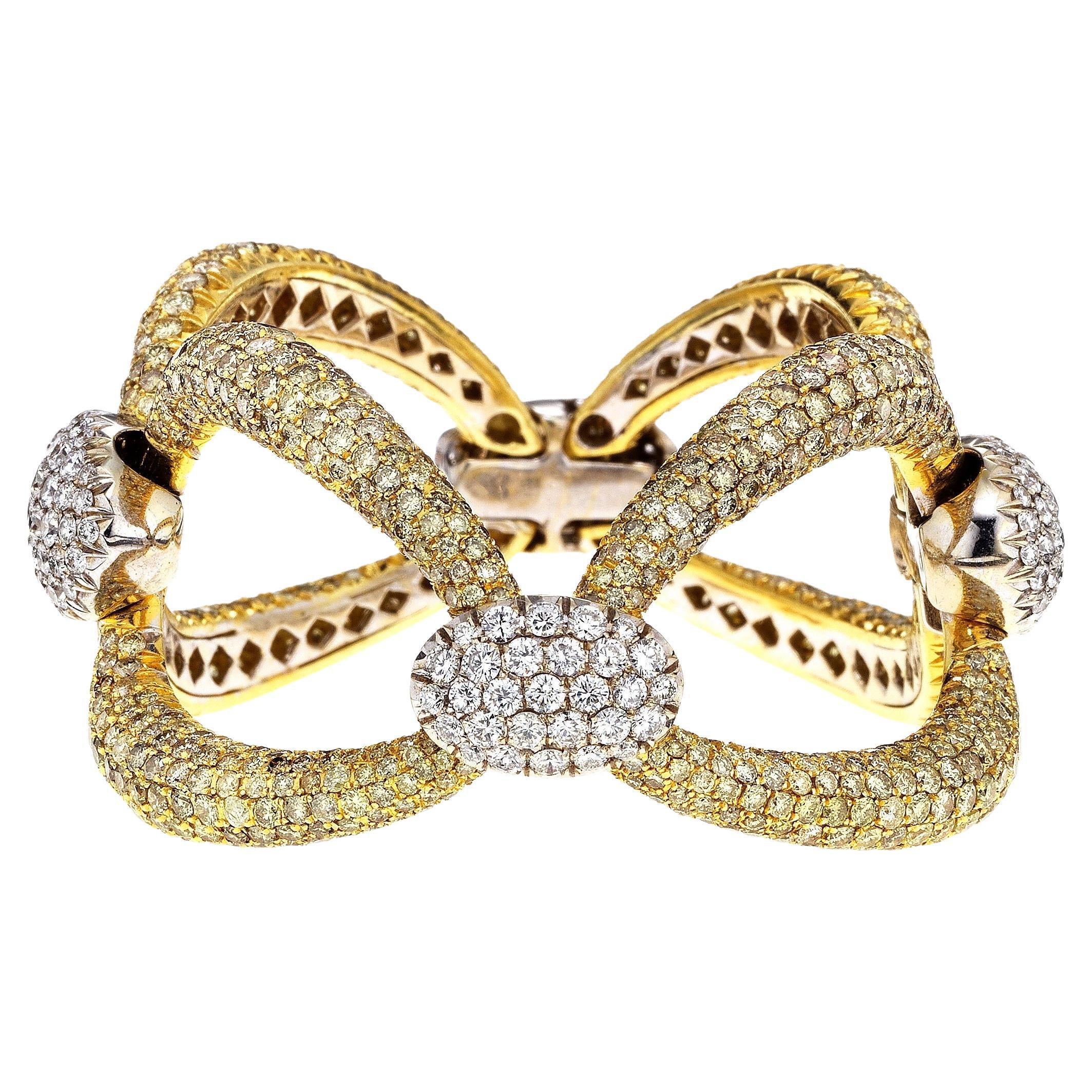 Bracelet en or jaune 18 carats à larges maillons ovales et diamants pavés en vente