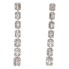 Boucles d'oreilles pendantes en or blanc 18 carats avec diamants de 3,27 carats et 9,8 grammes, sertis en illusion