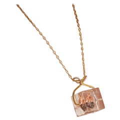 Collana Ice Box di Gaudy Atelier in resina d'oro 18k e diamanti
