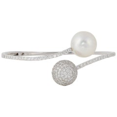 Bracelet jonc bypass en or blanc 18 carats avec perles des mers du Sud et diamants de 2,80 carats 
