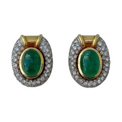 Enormi orecchini a clip d'epoca in oro giallo 18 ct con cabochon, smeraldi e diamanti