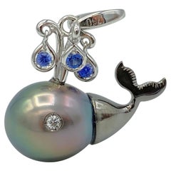 Pendentif/pendentif en or 18 carats avec diamant, saphir bleu et perle de Tahiti et breloque en forme de baleine