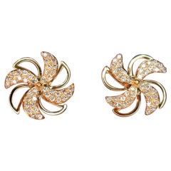 Clous d'oreilles en or jaune 18 carats avec diamants en forme de roue.