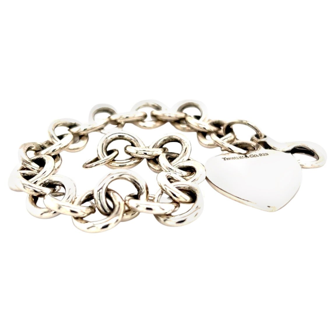 Tiffany & Co. Bracelet à breloques en forme de cœur en argent sterling, 35,5 grammes en vente