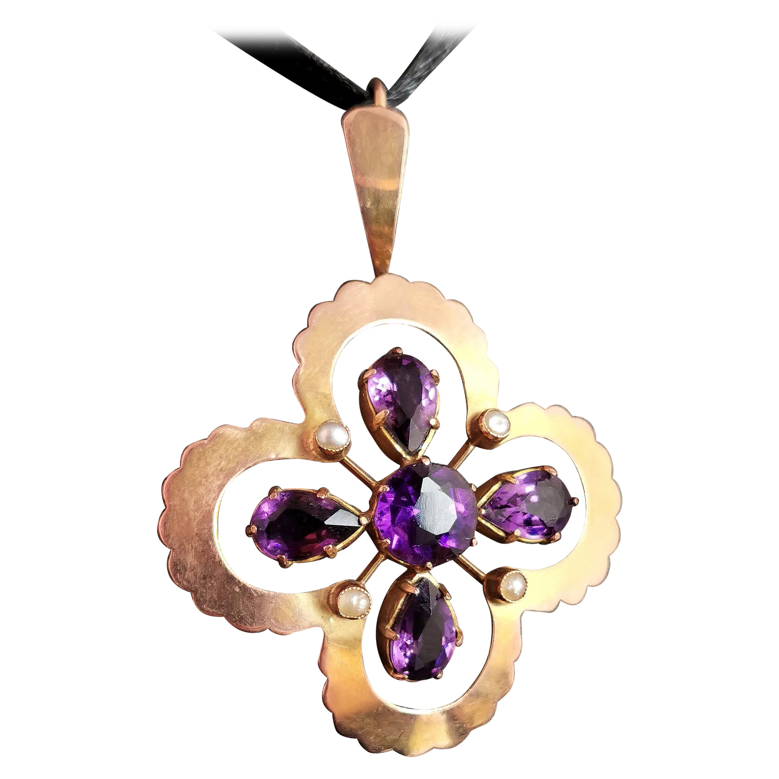 Antiguo Colgante Art Nouveau de Amatista y Perla, Oro de 9k, Floral Quatrefoil