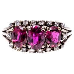 Anillo Halo Graduado de Tres Piedras de Rubí y Diamante en Oro Blanco de 10k