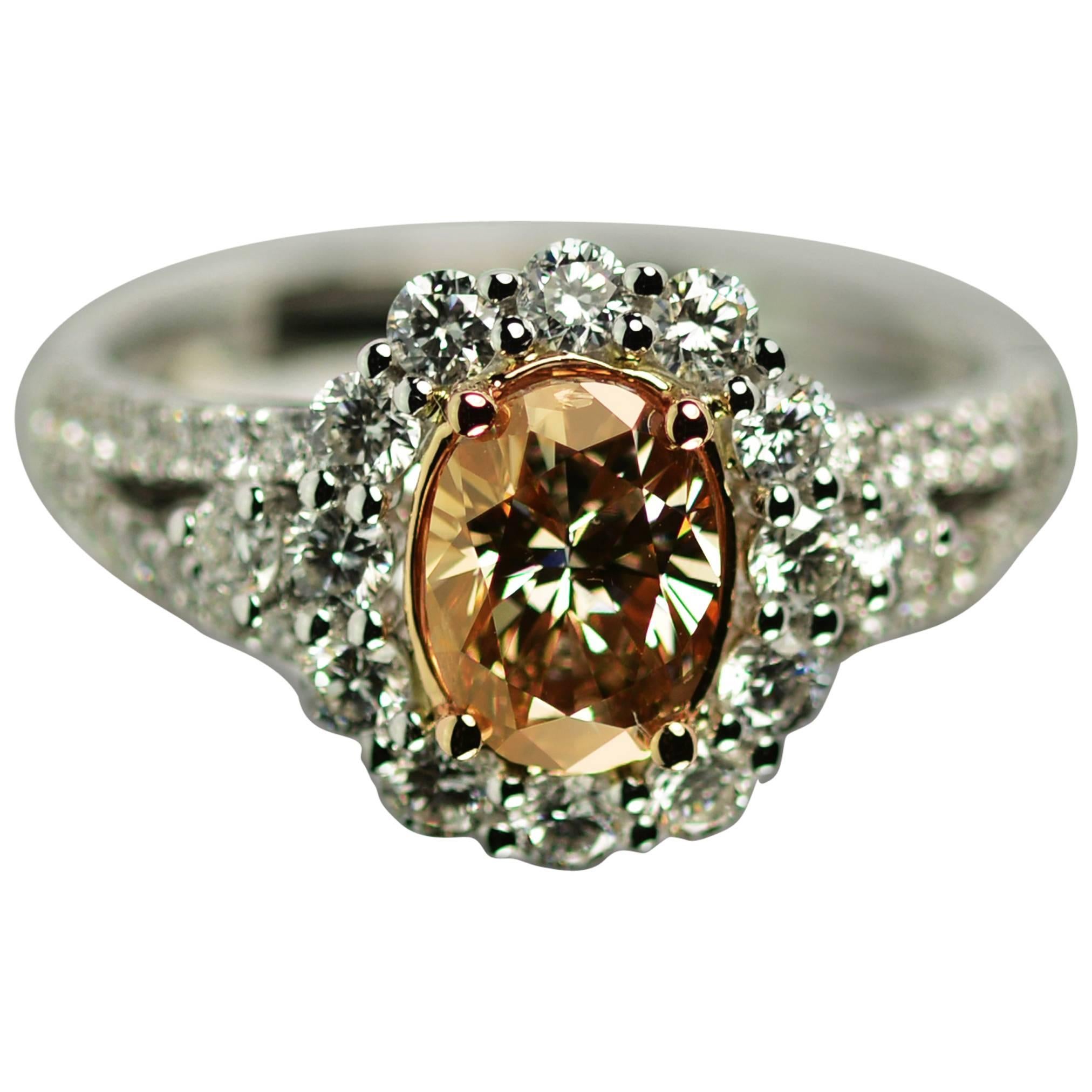 Anello d'oro con diamante di colore fantasia in vendita